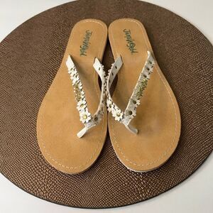 NEW W/O TAGS Jams World Flip Flops Size 8M. White Daisy Flowers w Gold Cl‎ Studs